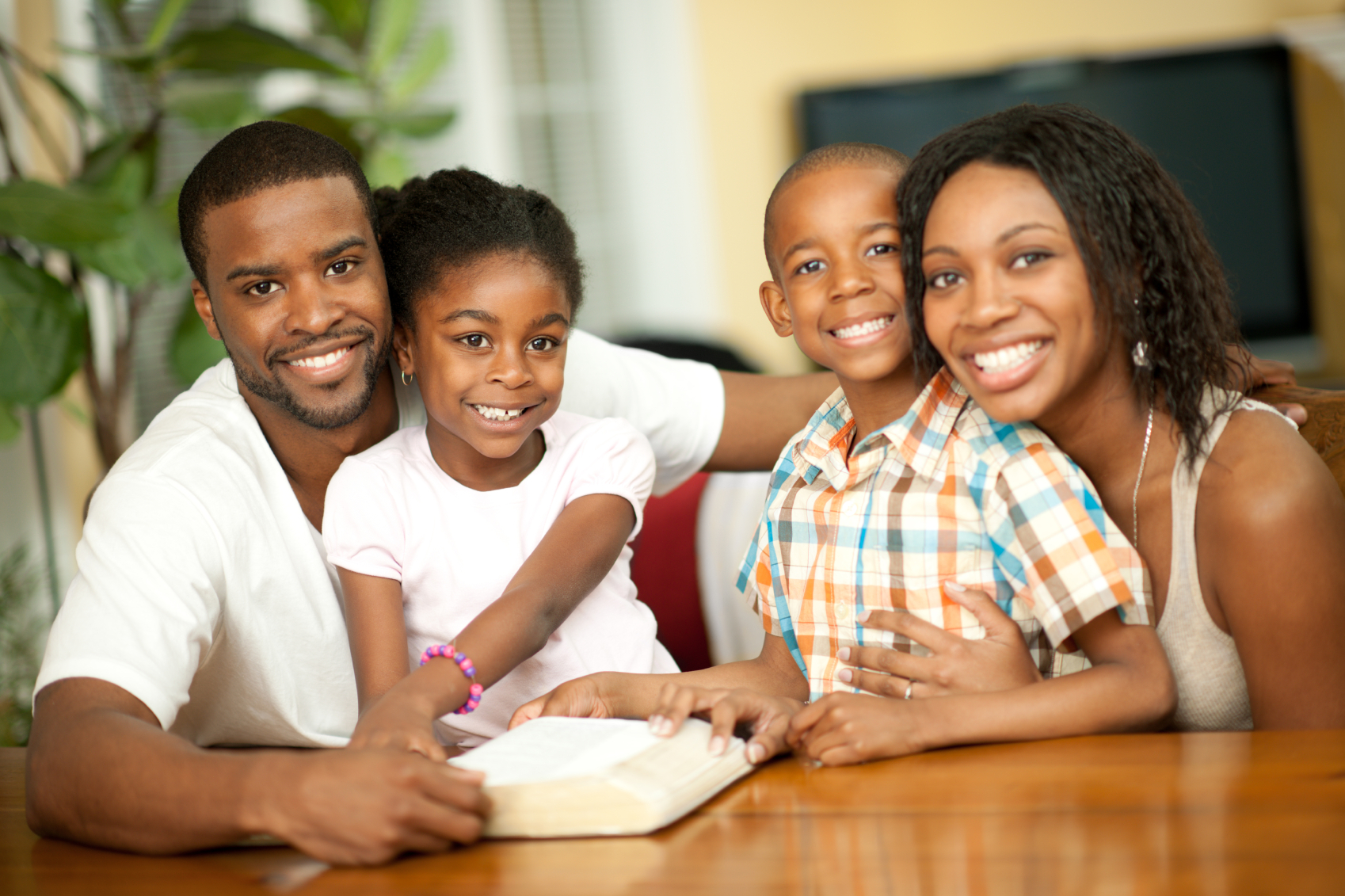 Семья ISTOCK. African American Family from back. Black African American Family and children in Restaurant. Prepare me